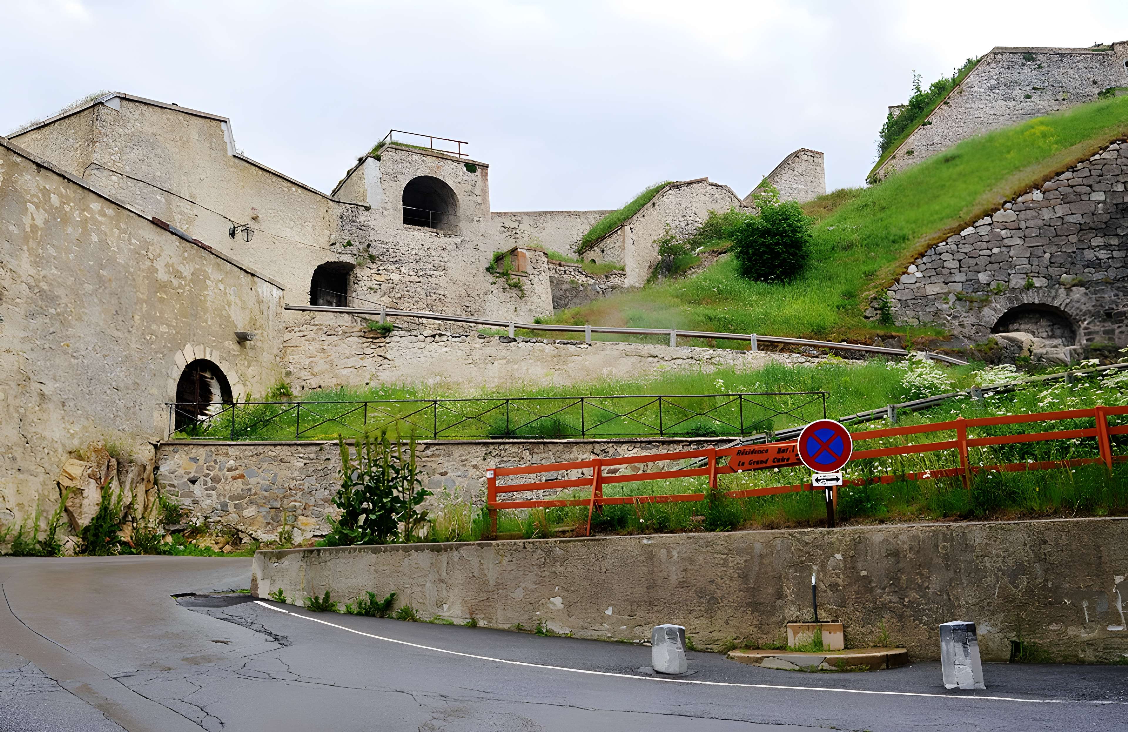 Anciennes fortifications de la Ville Haute