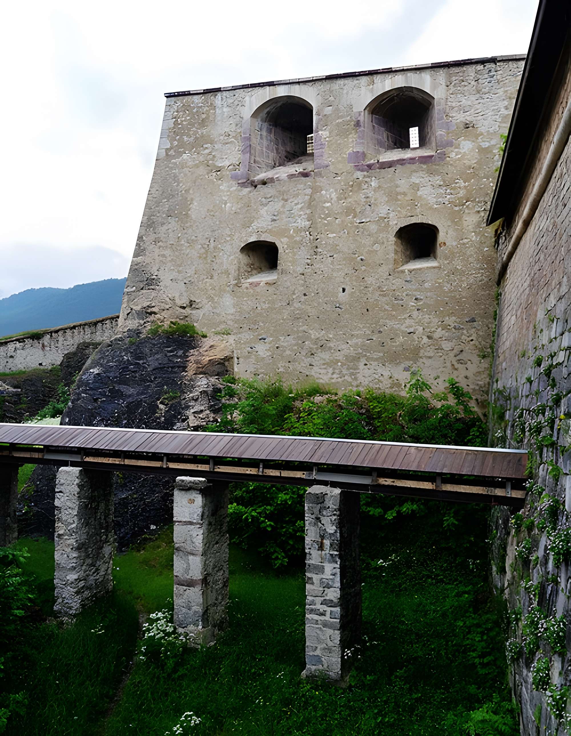 Anciennes fortifications de la Ville Haute