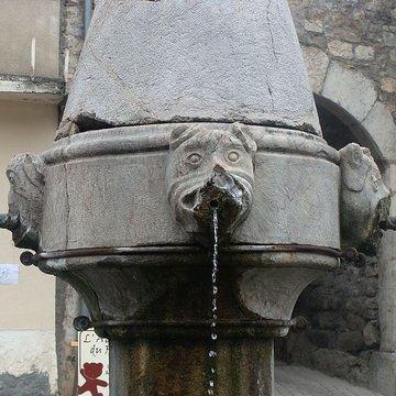 Fontaine sur la place