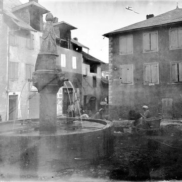Fontaine sur la place