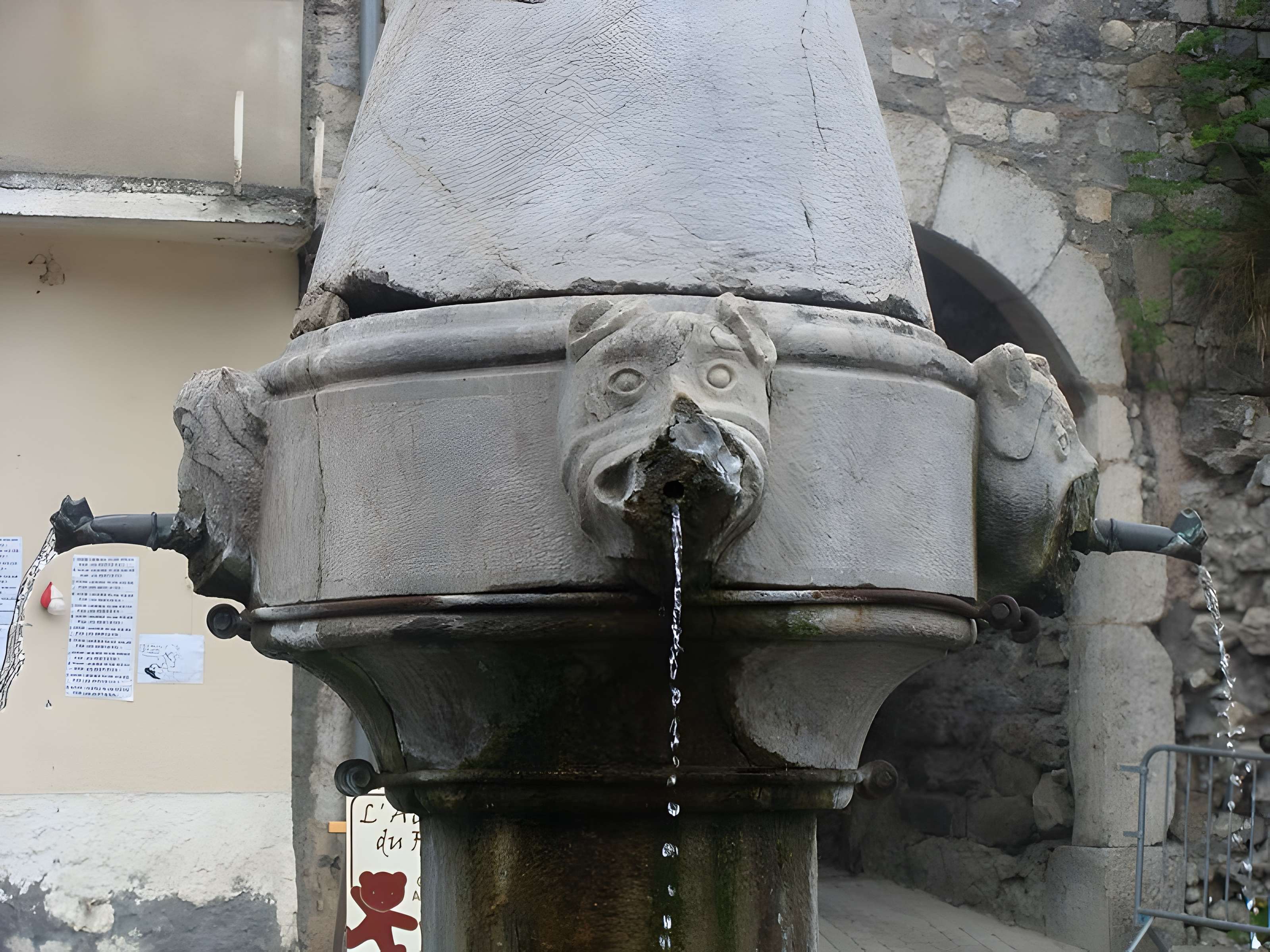 Fontaine sur la place