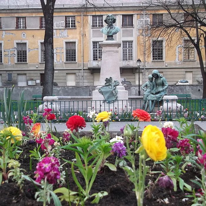 Photo de Monument à Clovis Hugues