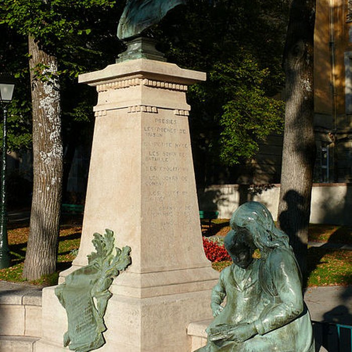 Photo de Monument à Clovis Hugues