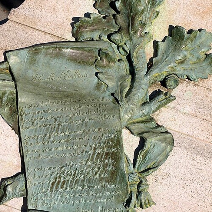 Photo de Monument à Clovis Hugues