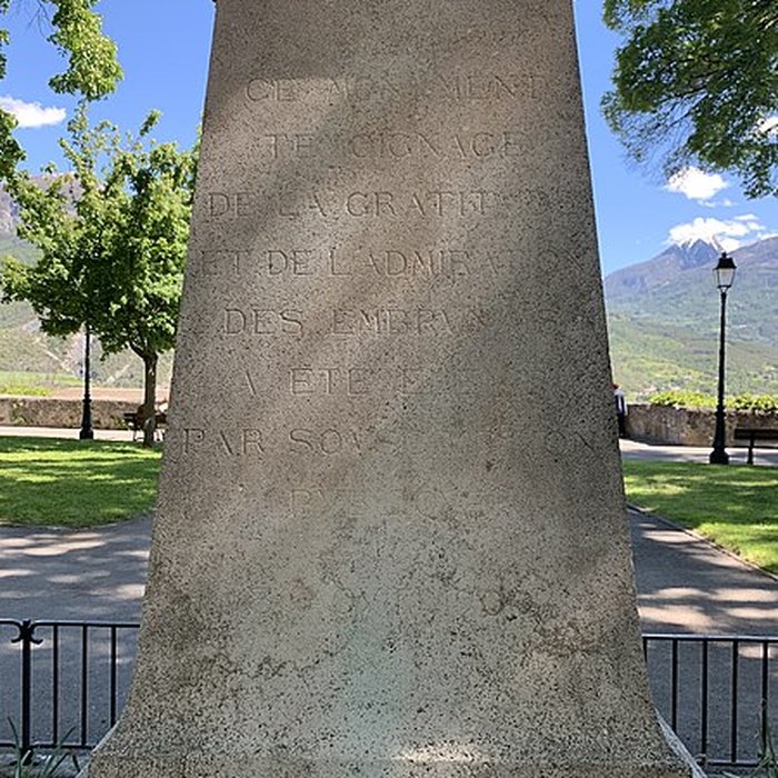 Photo de Monument à Clovis Hugues