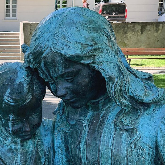Photo de Monument à Clovis Hugues