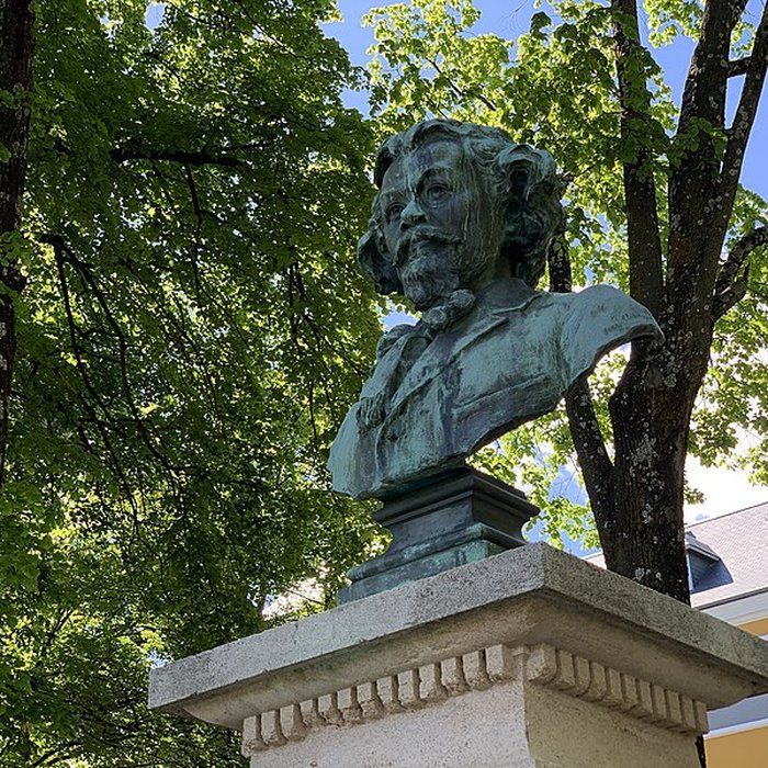 Photo de Monument à Clovis Hugues