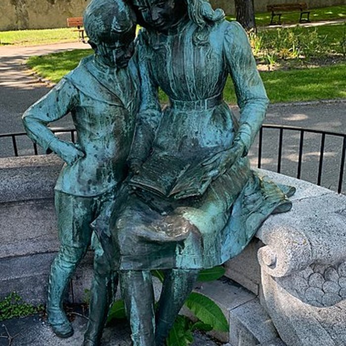 Photo de Monument à Clovis Hugues