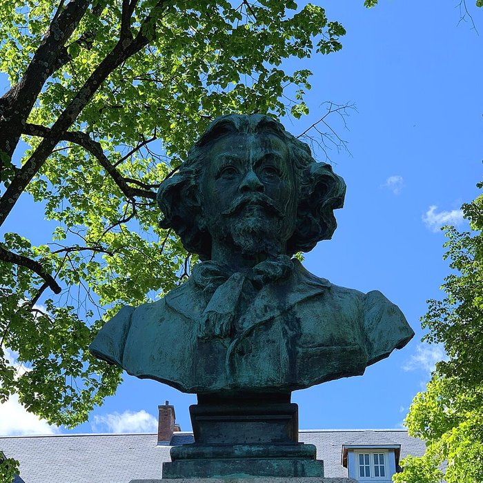 Photo de Monument à Clovis Hugues