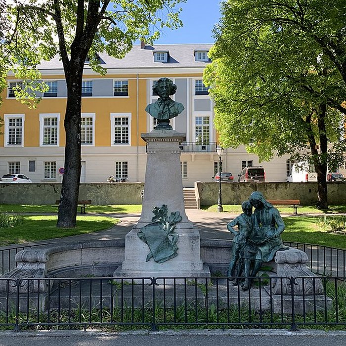 Photo de Monument à Clovis Hugues