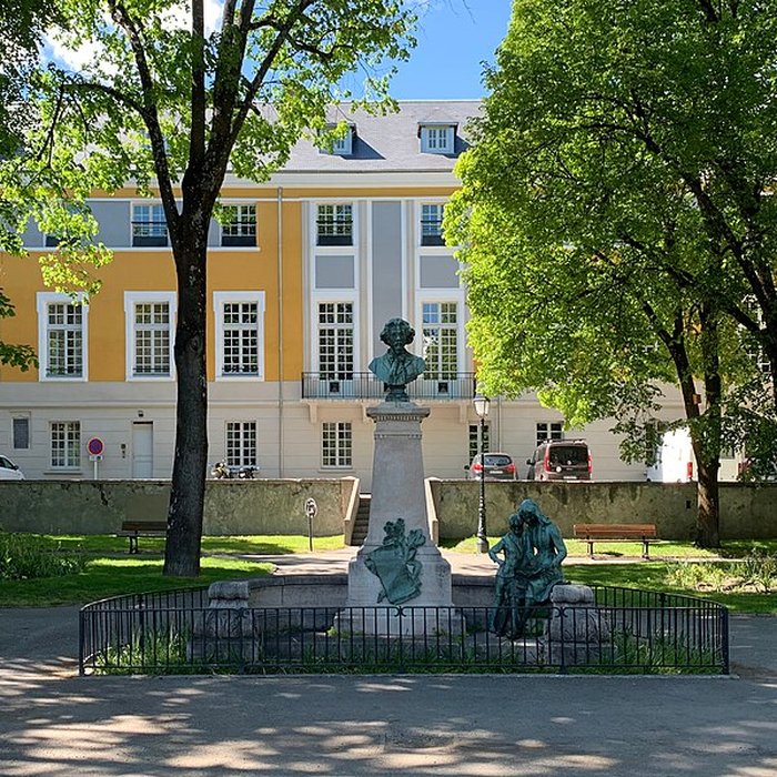 Photo de Monument à Clovis Hugues