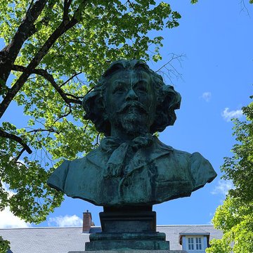 Monument à Clovis Hugues