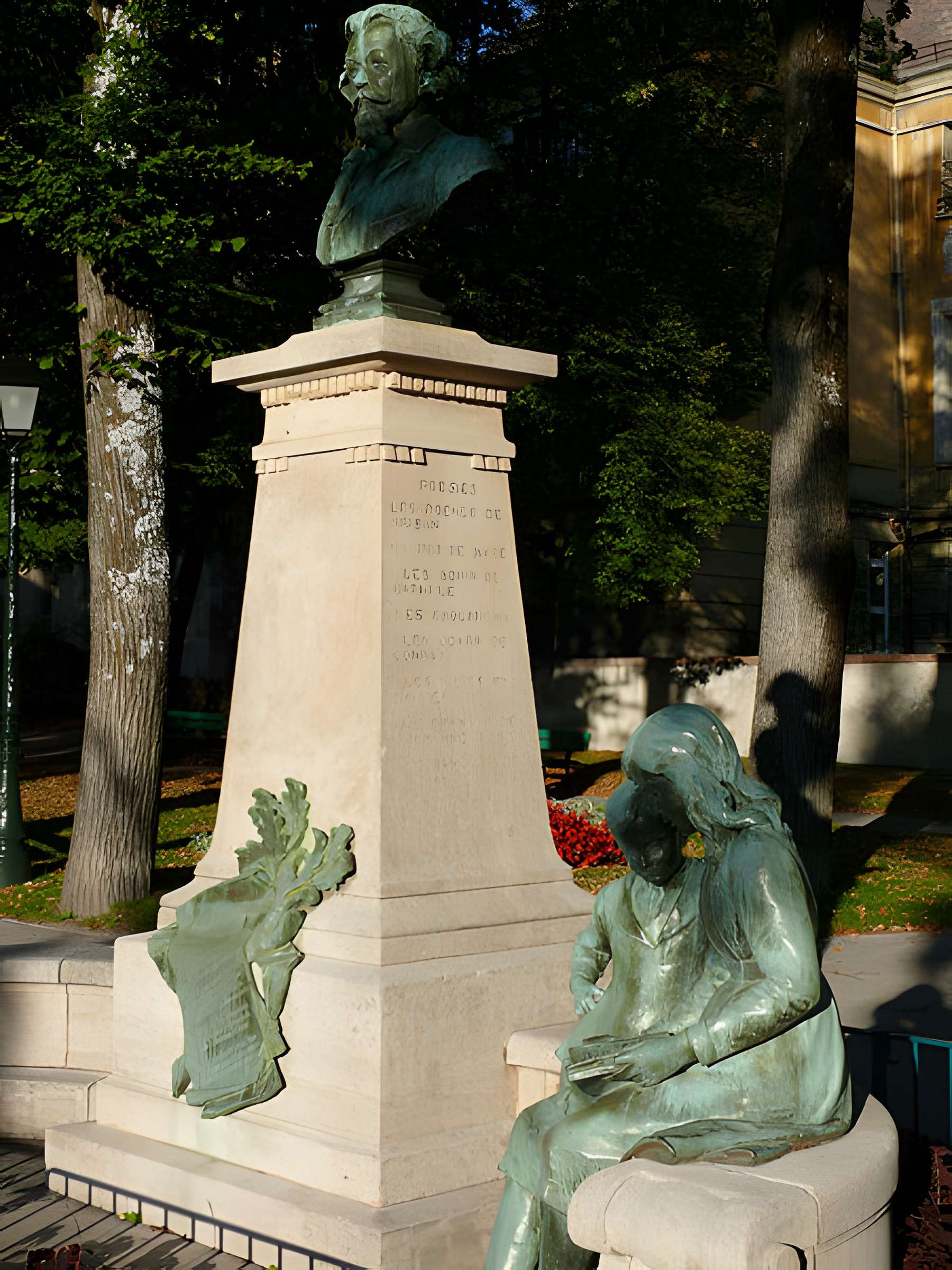 Monument à Clovis Hugues