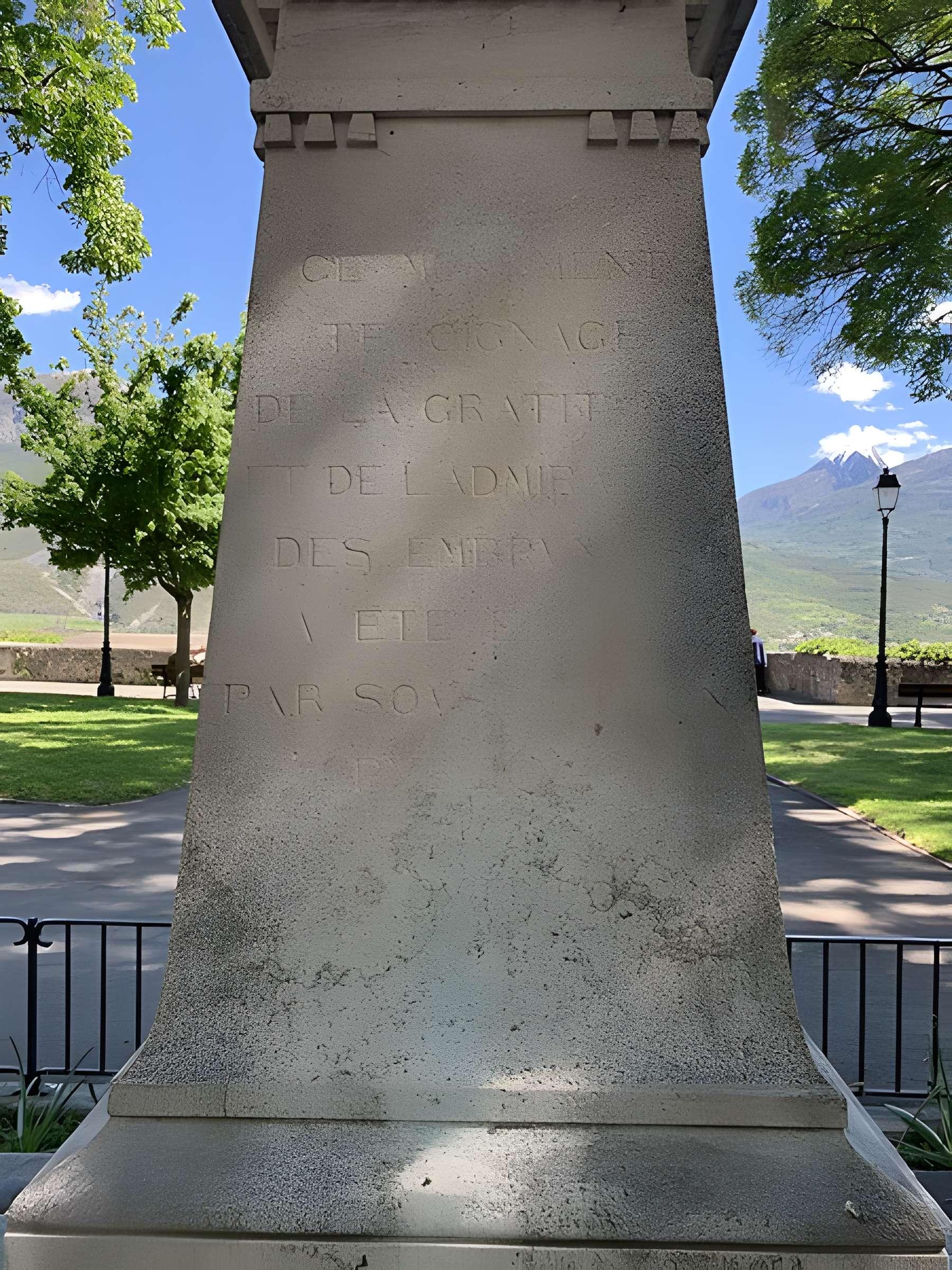 Monument à Clovis Hugues