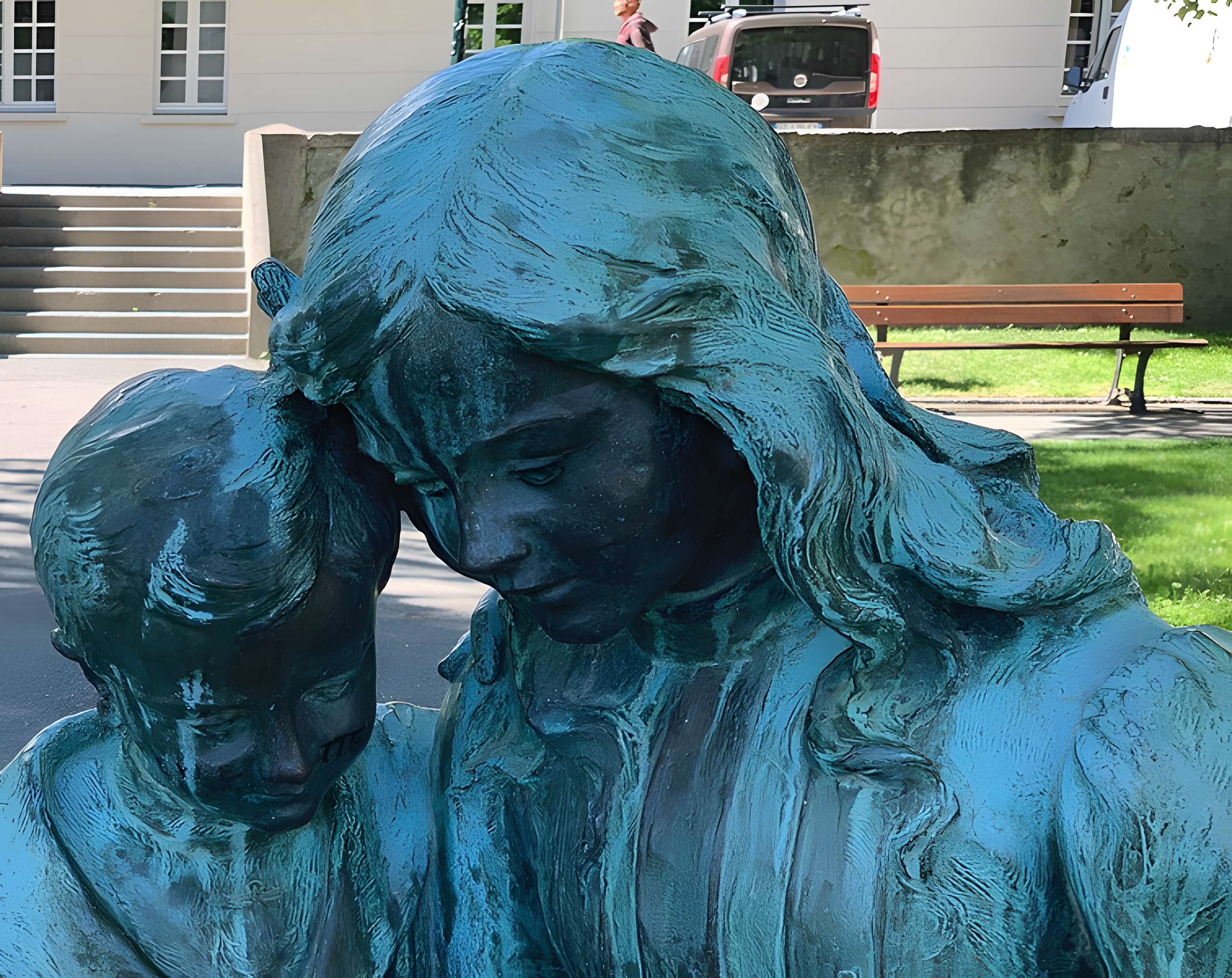Monument à Clovis Hugues