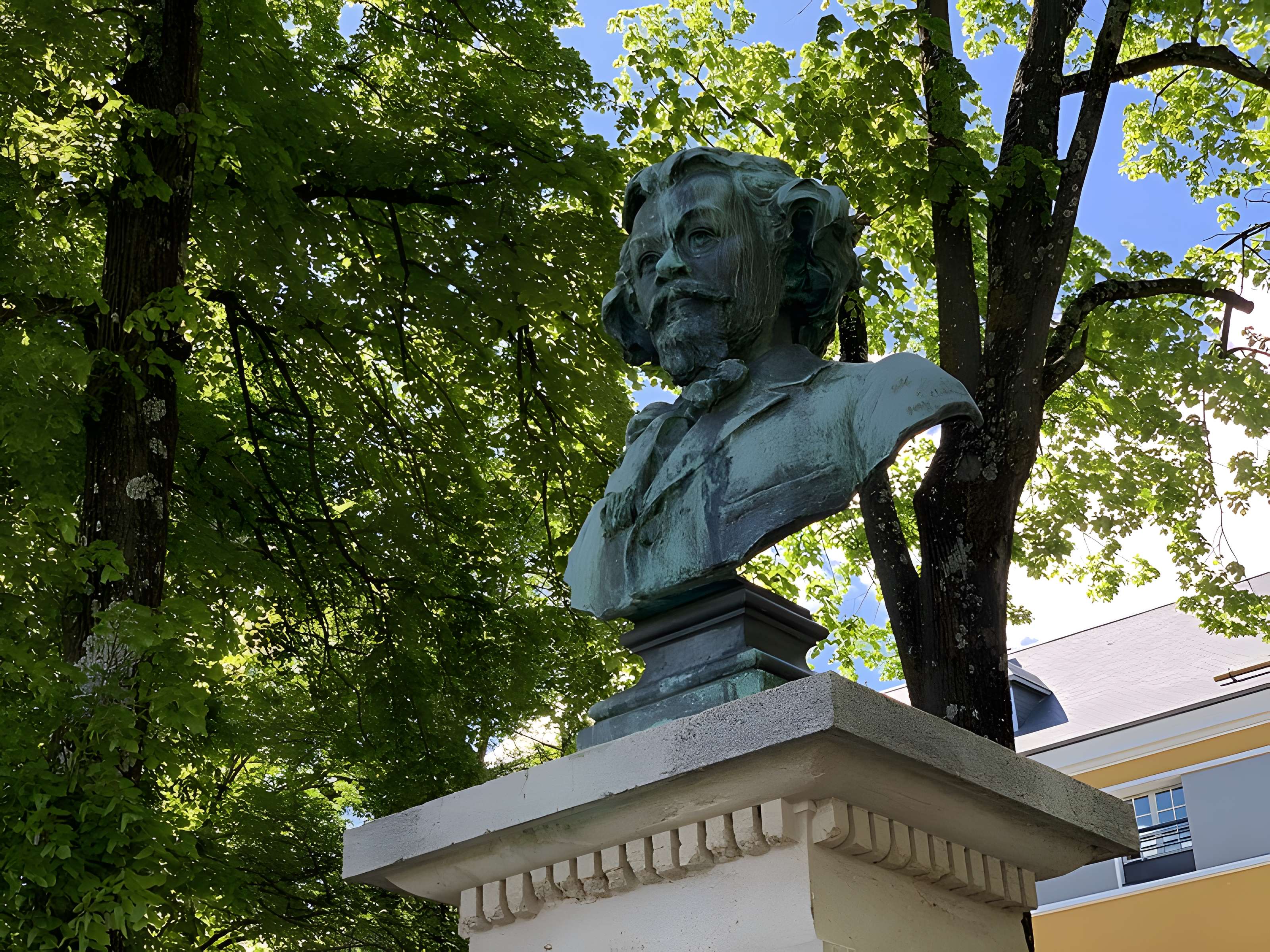 Monument à Clovis Hugues