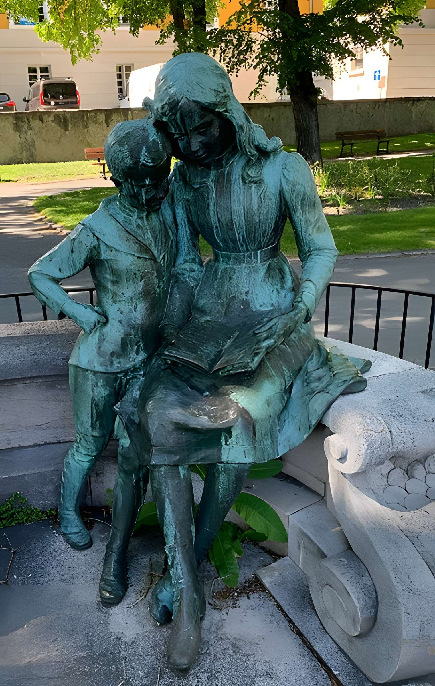 Monument à Clovis Hugues