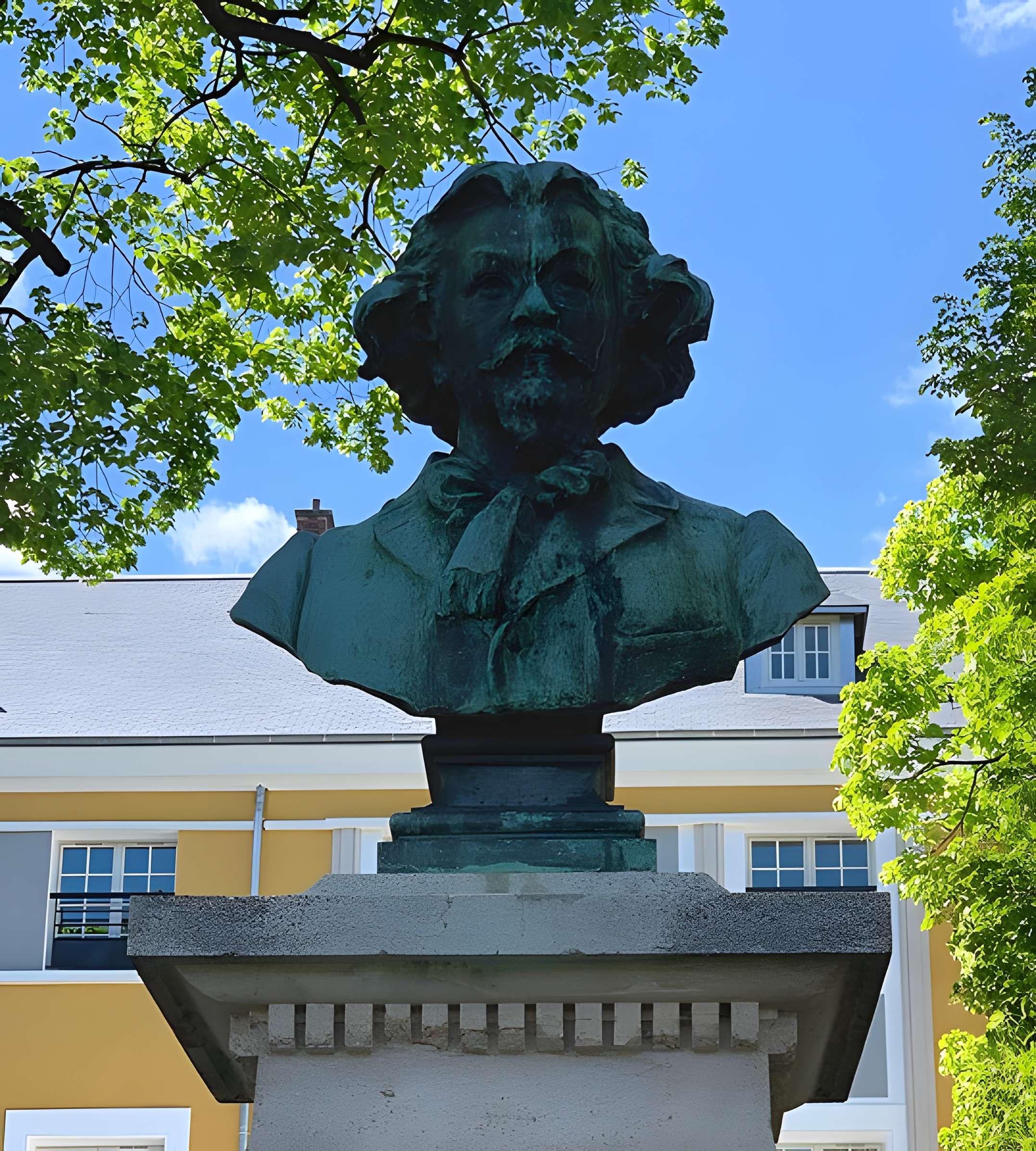 Monument à Clovis Hugues