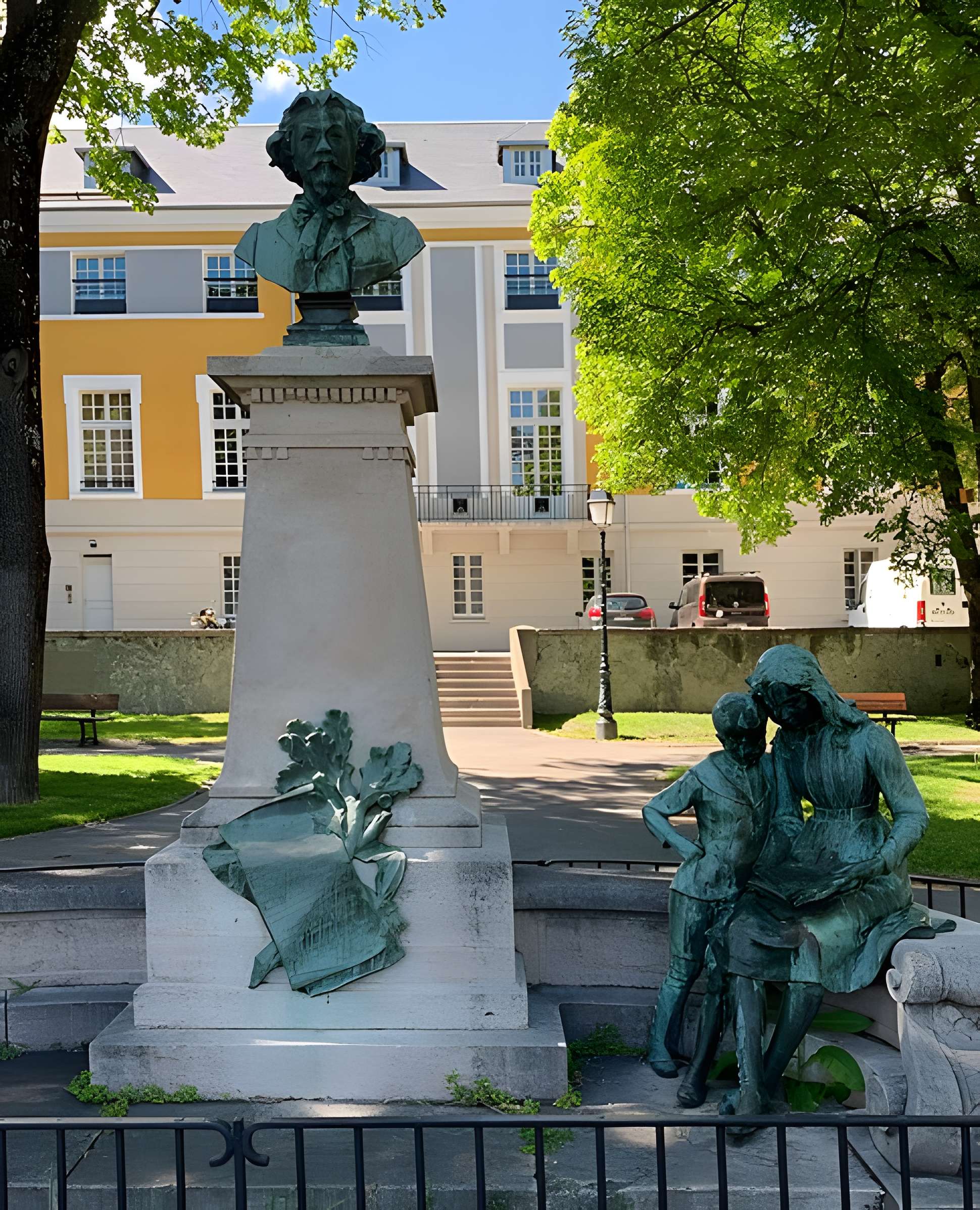 Monument à Clovis Hugues