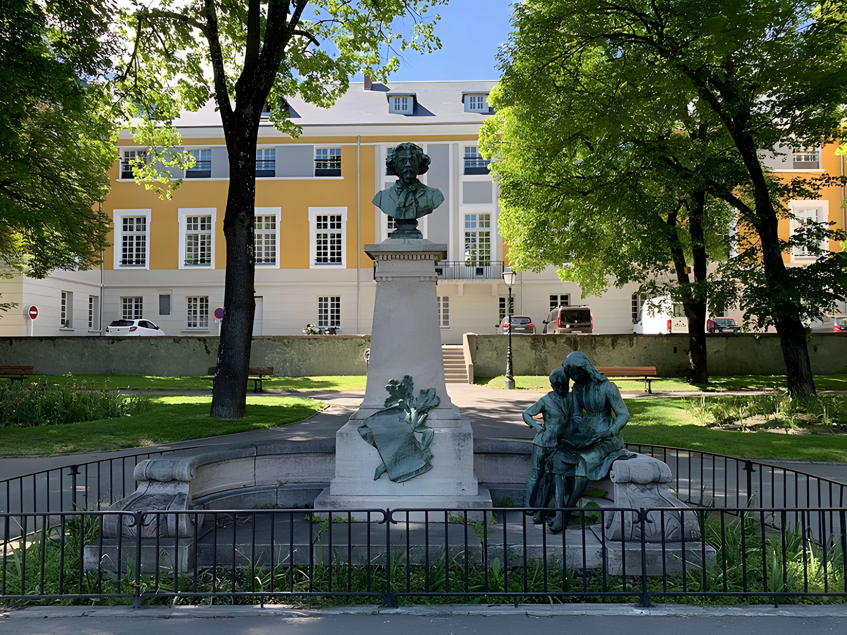 Monument à Clovis Hugues
