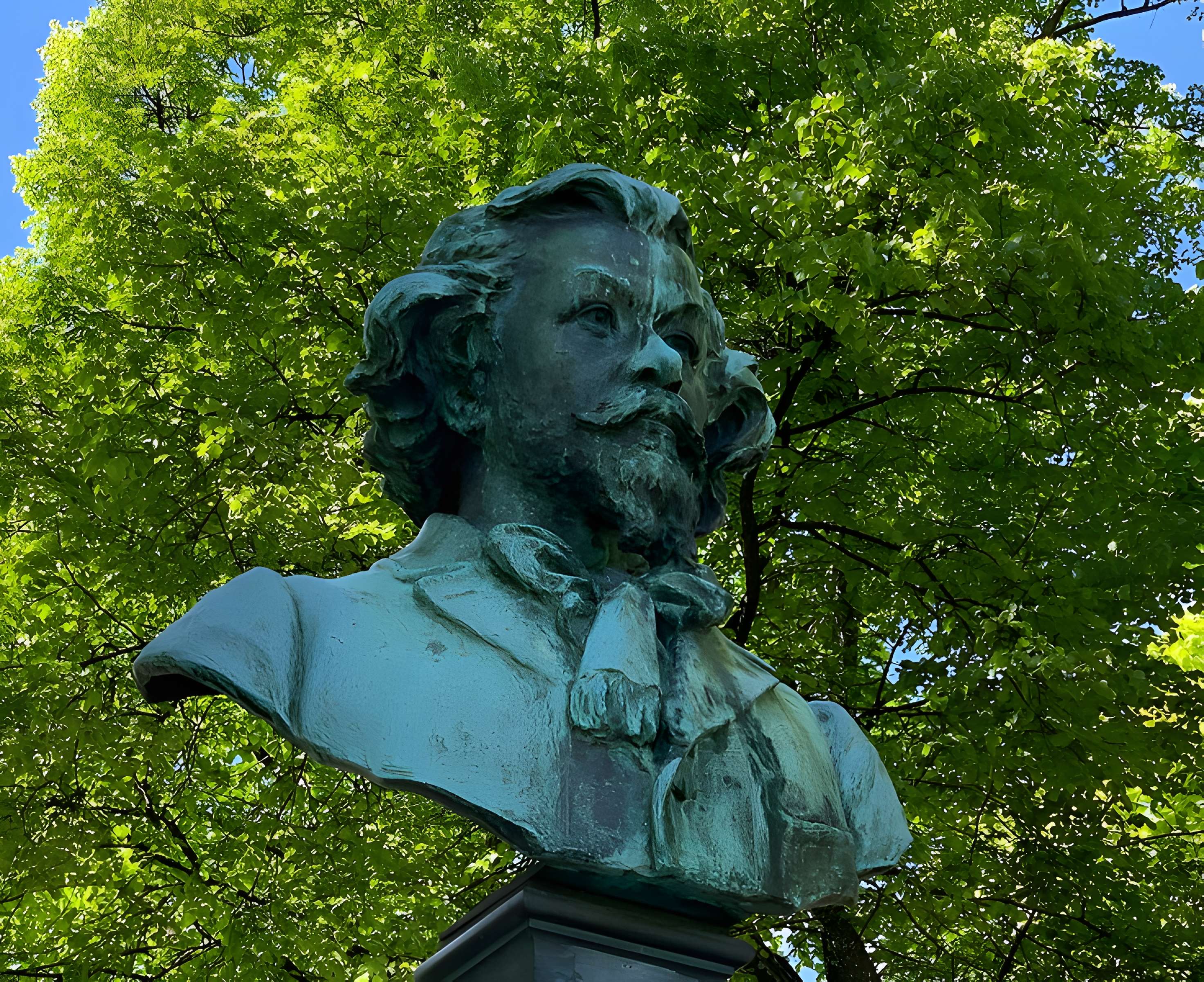 Monument à Clovis Hugues