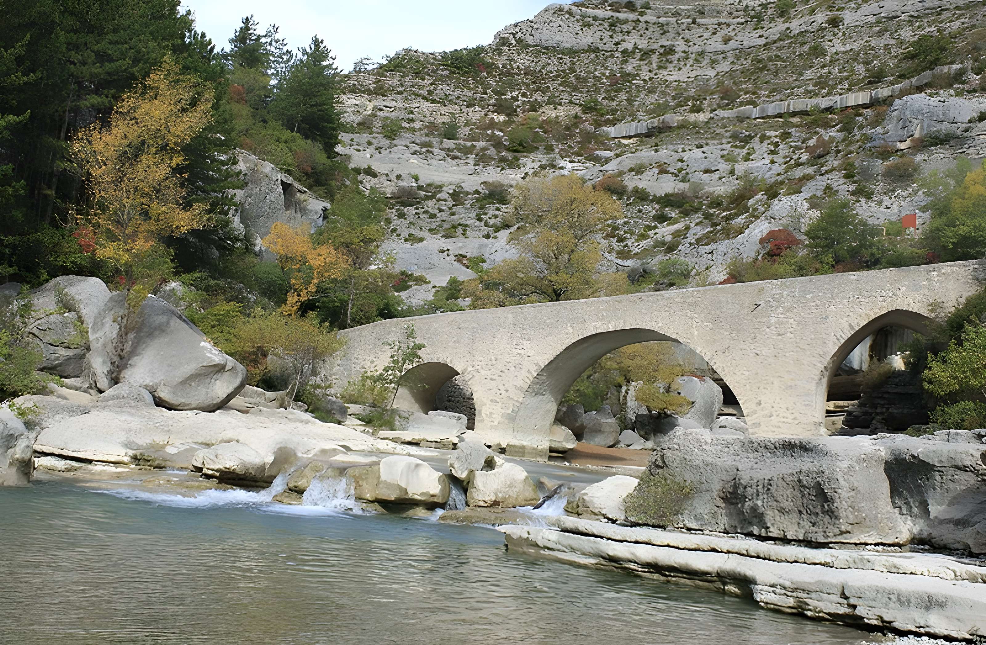 Pont médiéval sur la Meouge