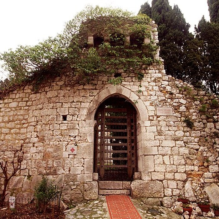 Photo de Enceinte du Moyen-âge restes de l