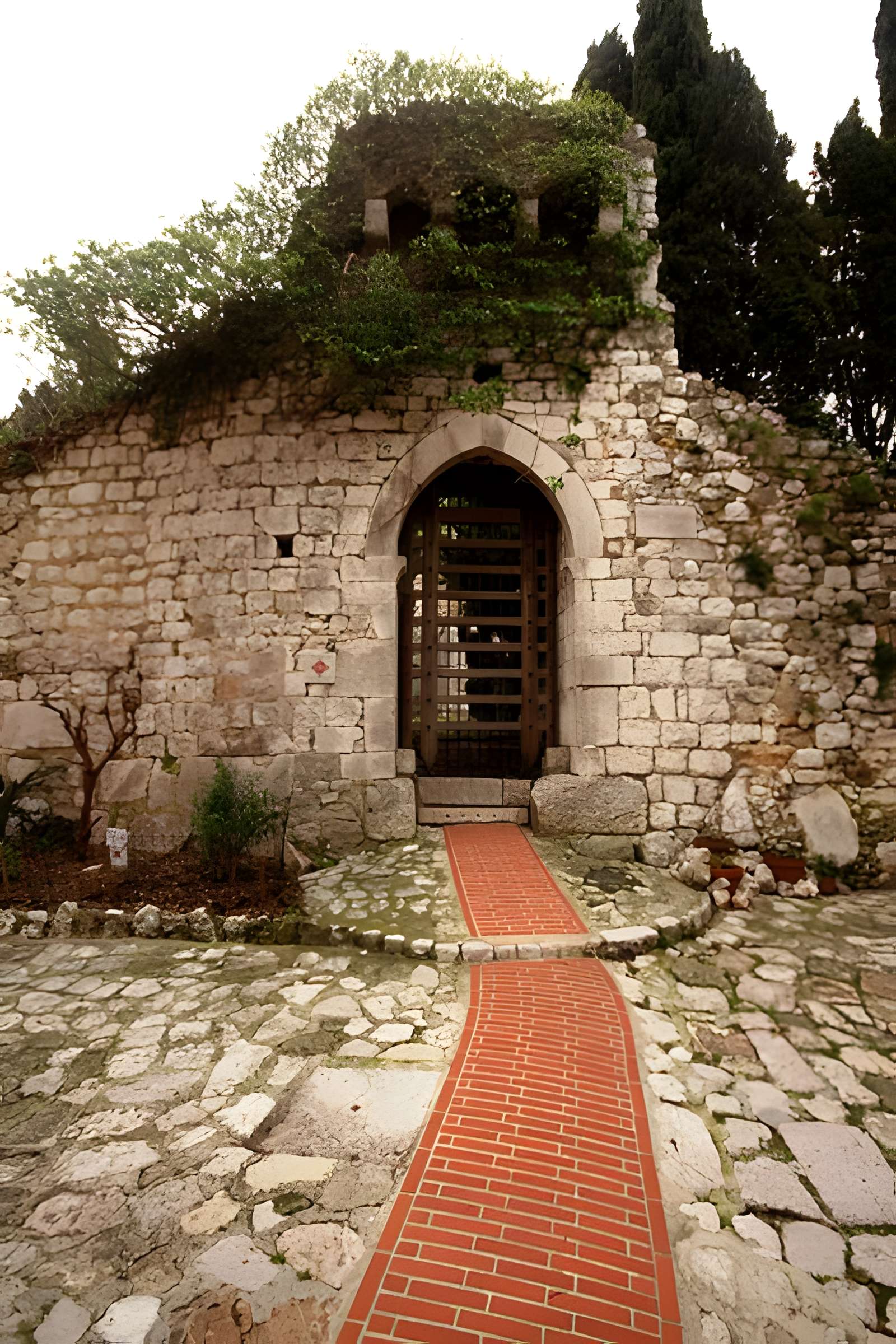 Enceinte du Moyen-âge (restes de l')