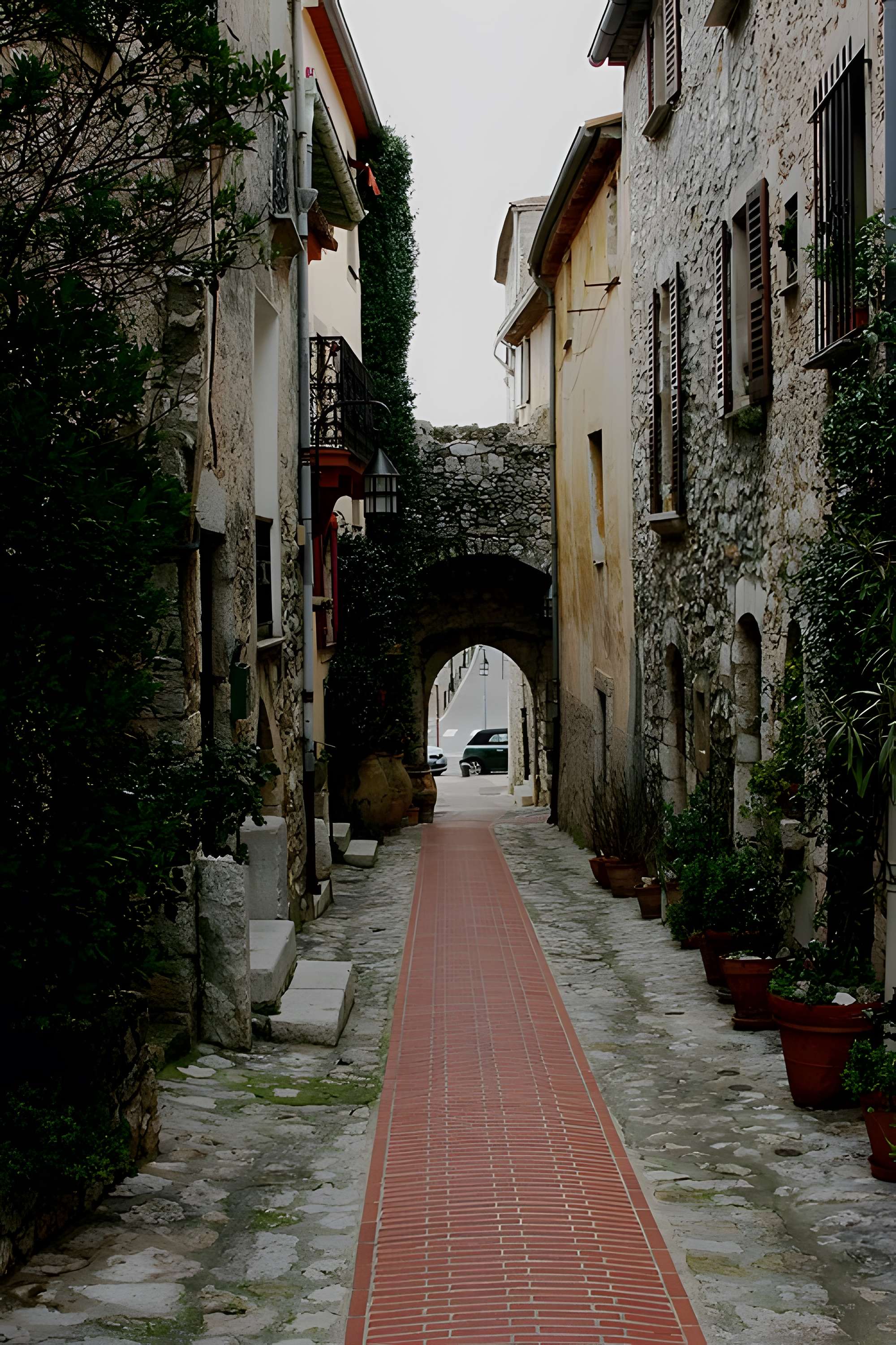 Enceinte du Moyen-âge (restes de l')