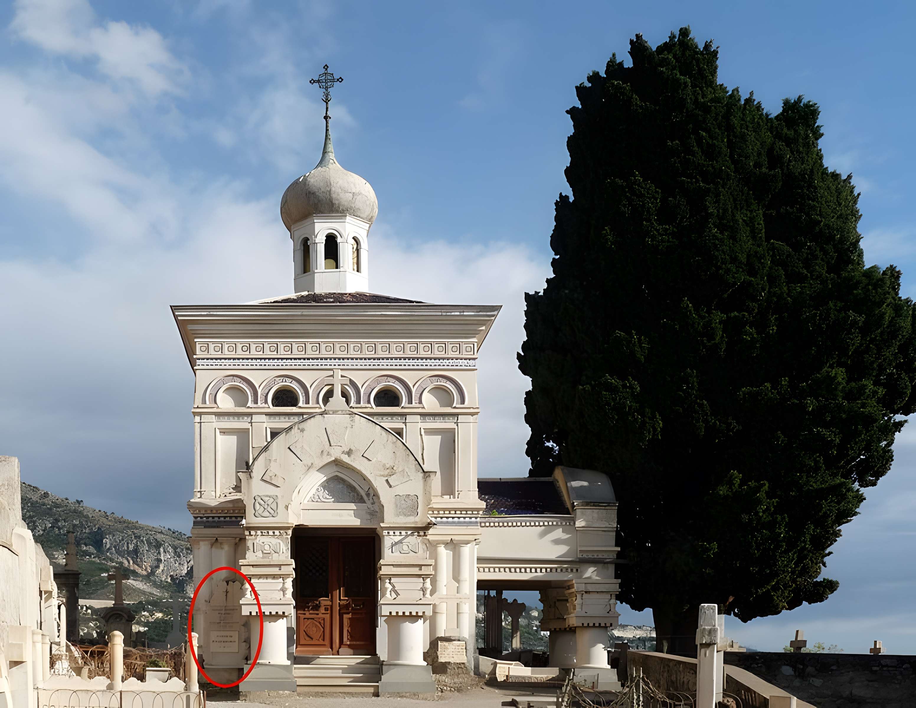 Chapelle dépositoire russe du cimetière du vieux château