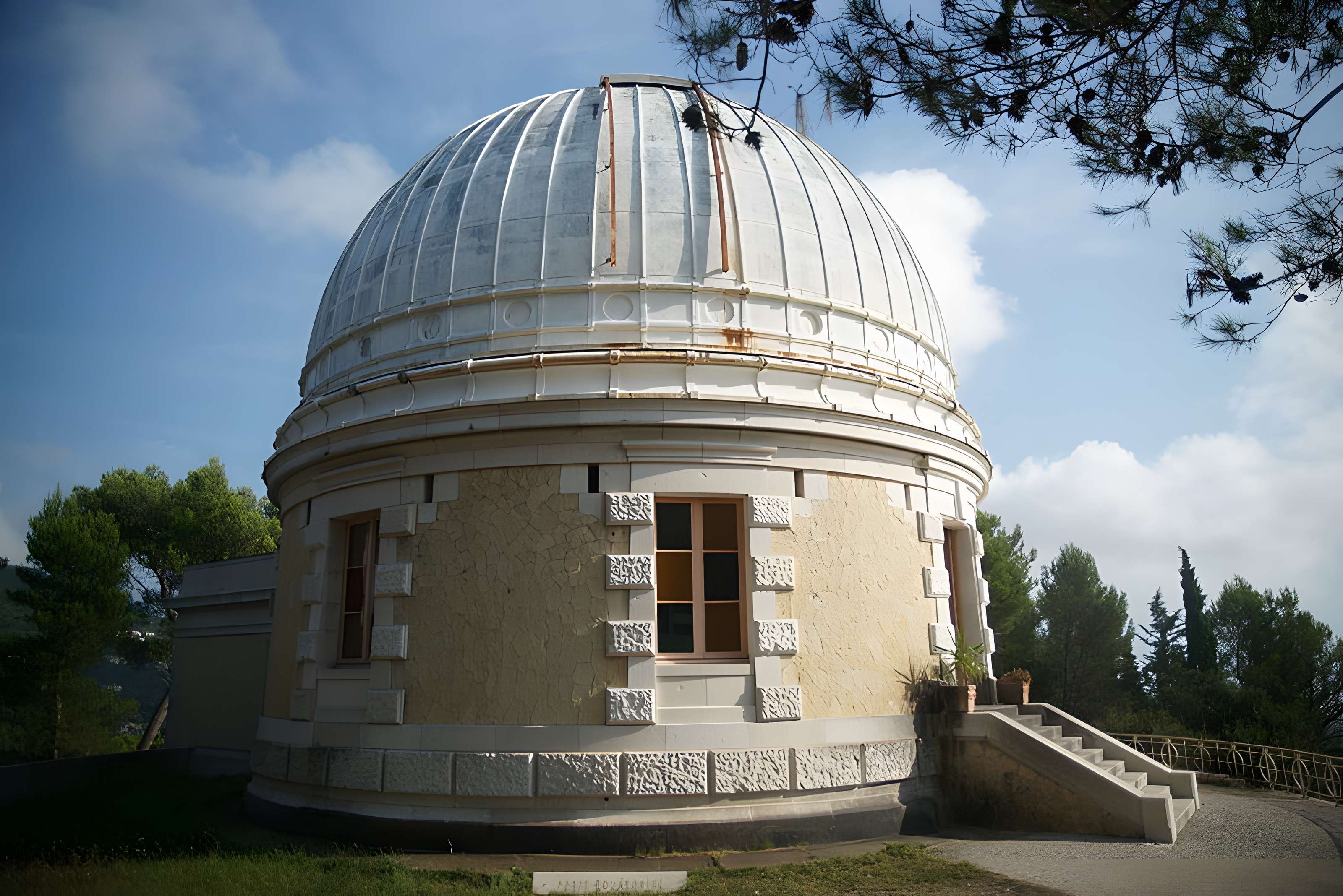 Observatoire d'astronomie du Montgros (également sur commune de La Trinité)
