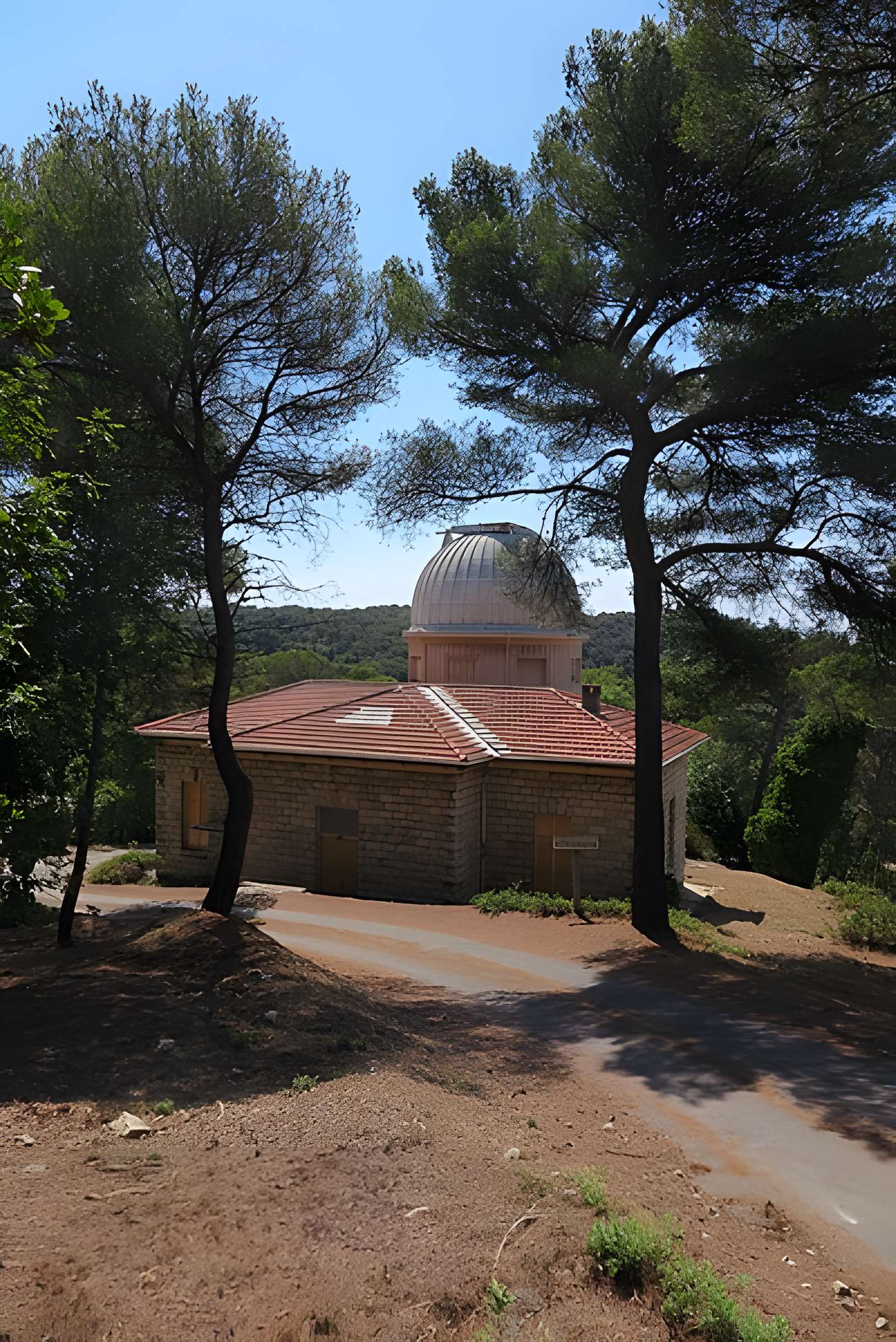 Observatoire d'astronomie du Montgros (également sur commune de La Trinité)