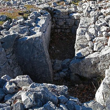 Dolmen et tombe en blocs de Mauvans Sud