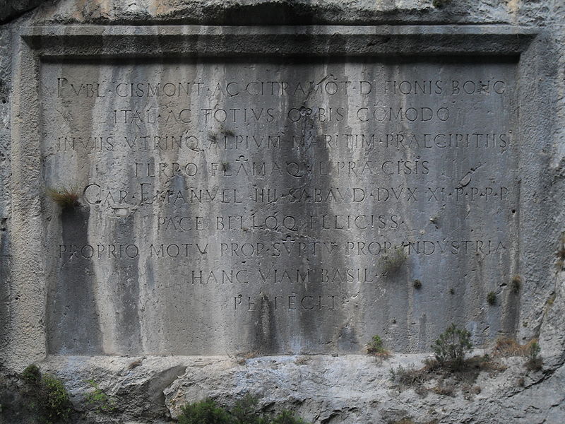Photo de Plaques commémoratives inscrites dans le roc et les parois rocheuses
