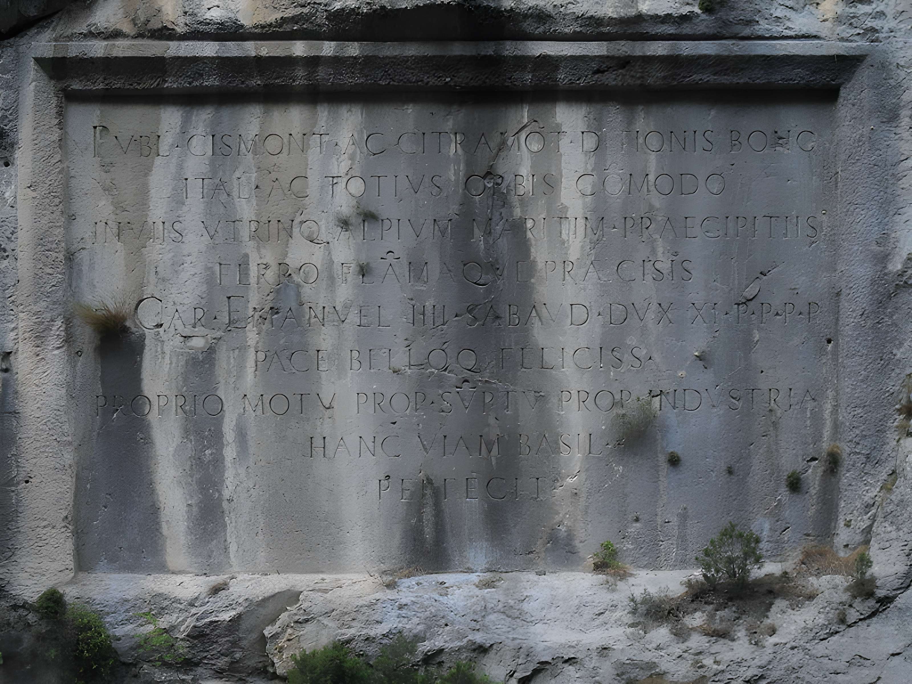 Plaques commémoratives inscrites dans le roc et les parois rocheuses