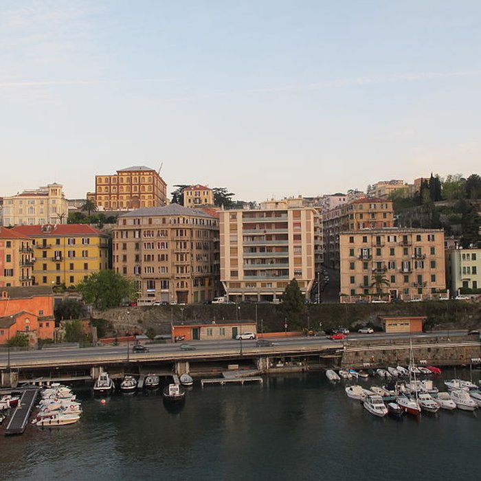 Photo de Port de la Darse bâtiments et éléments dinfrastructure