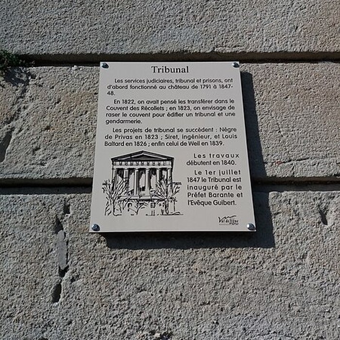 Photo de Le palais de justice et la prison