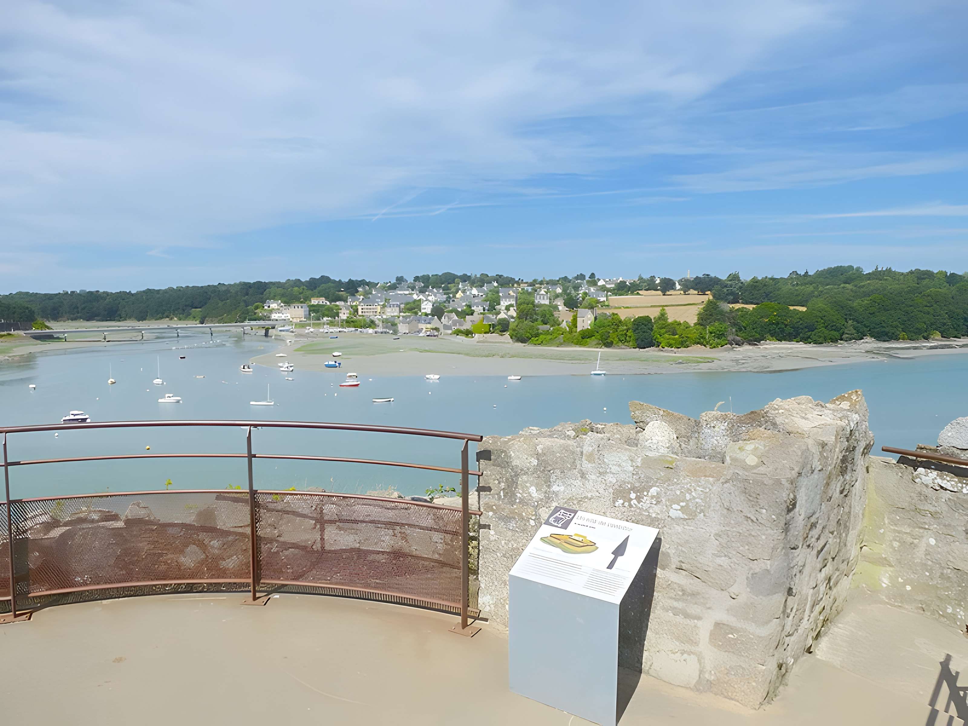 Restes du château du Guildo