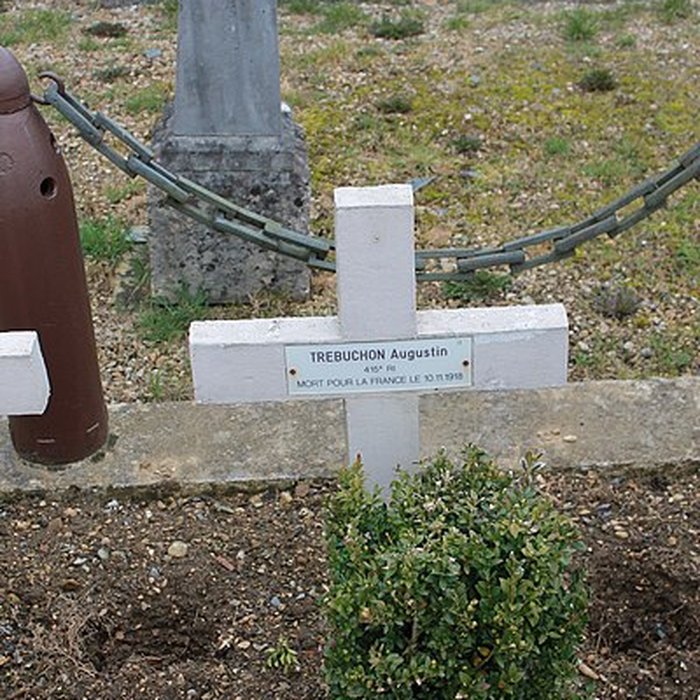 Photo de Carré militaire et le monument aux morts du cimetière