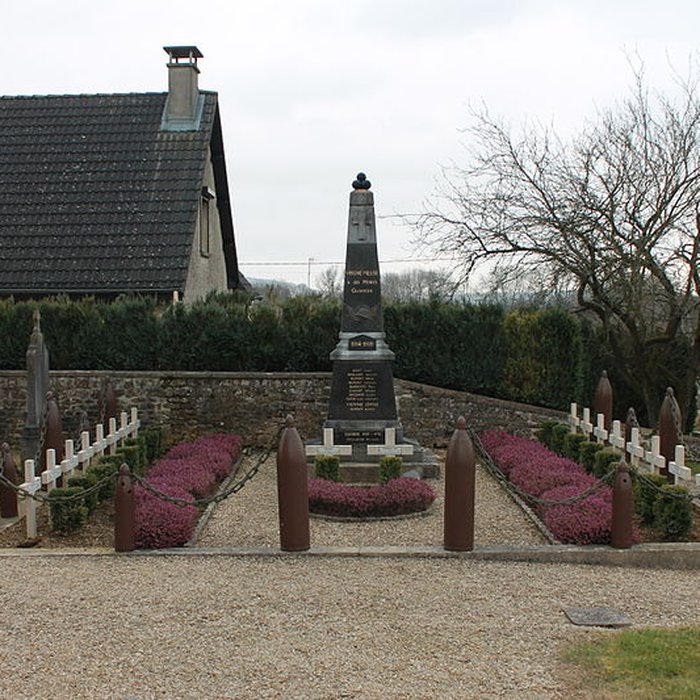 Photo de Carré militaire et le monument aux morts du cimetière