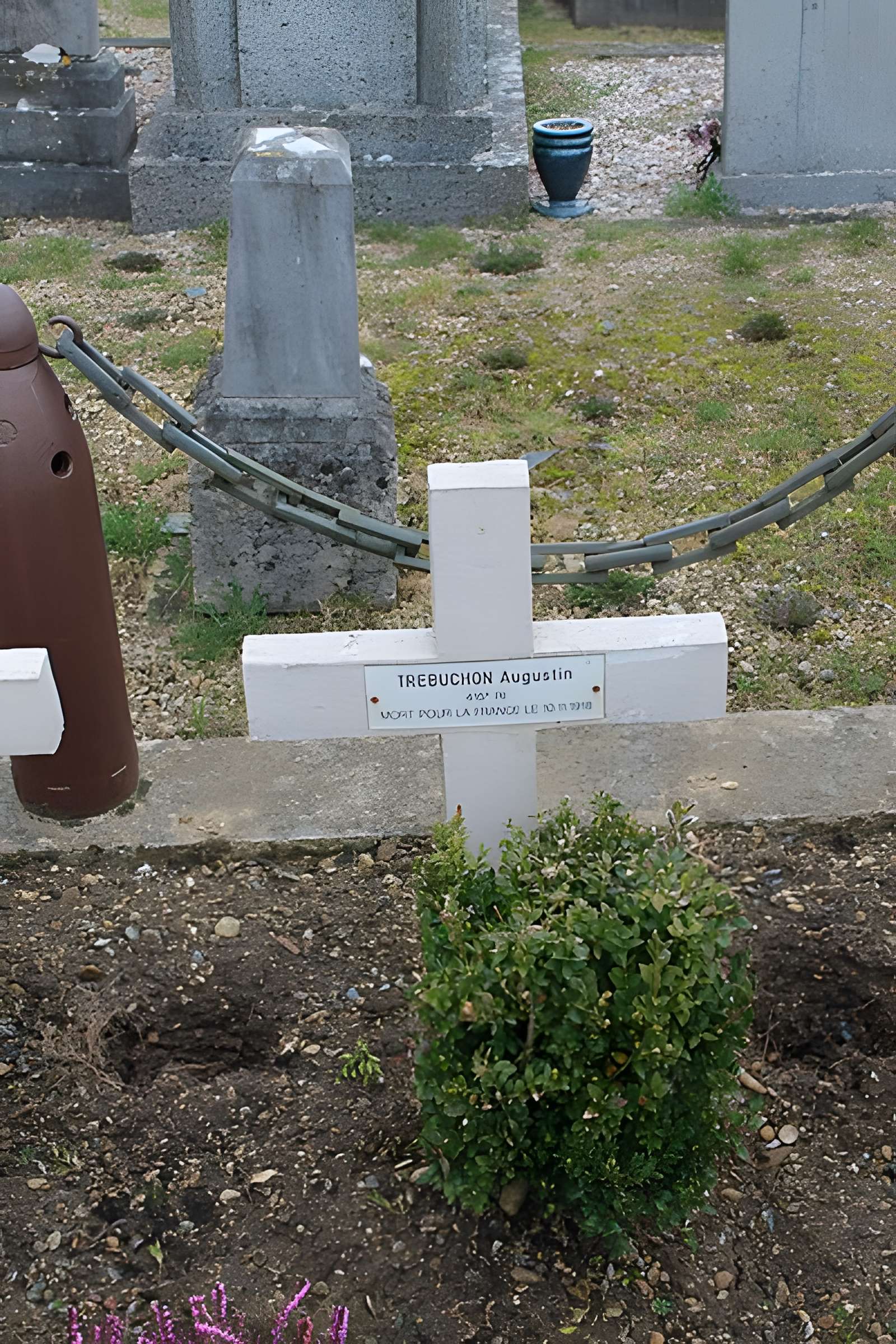Carré militaire et le monument aux morts du cimetière