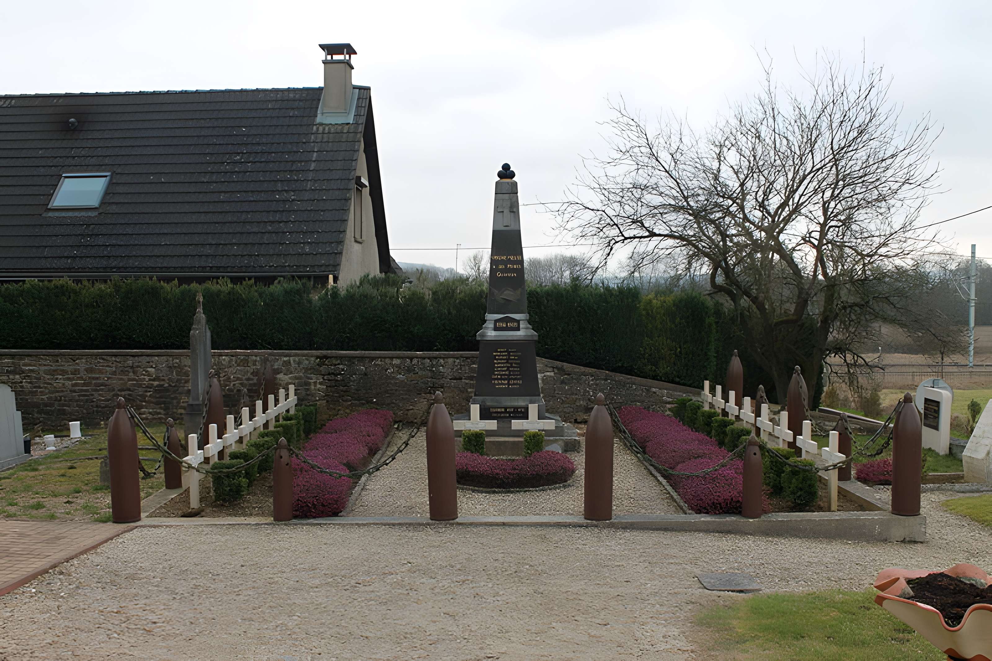 Carré militaire et le monument aux morts du cimetière