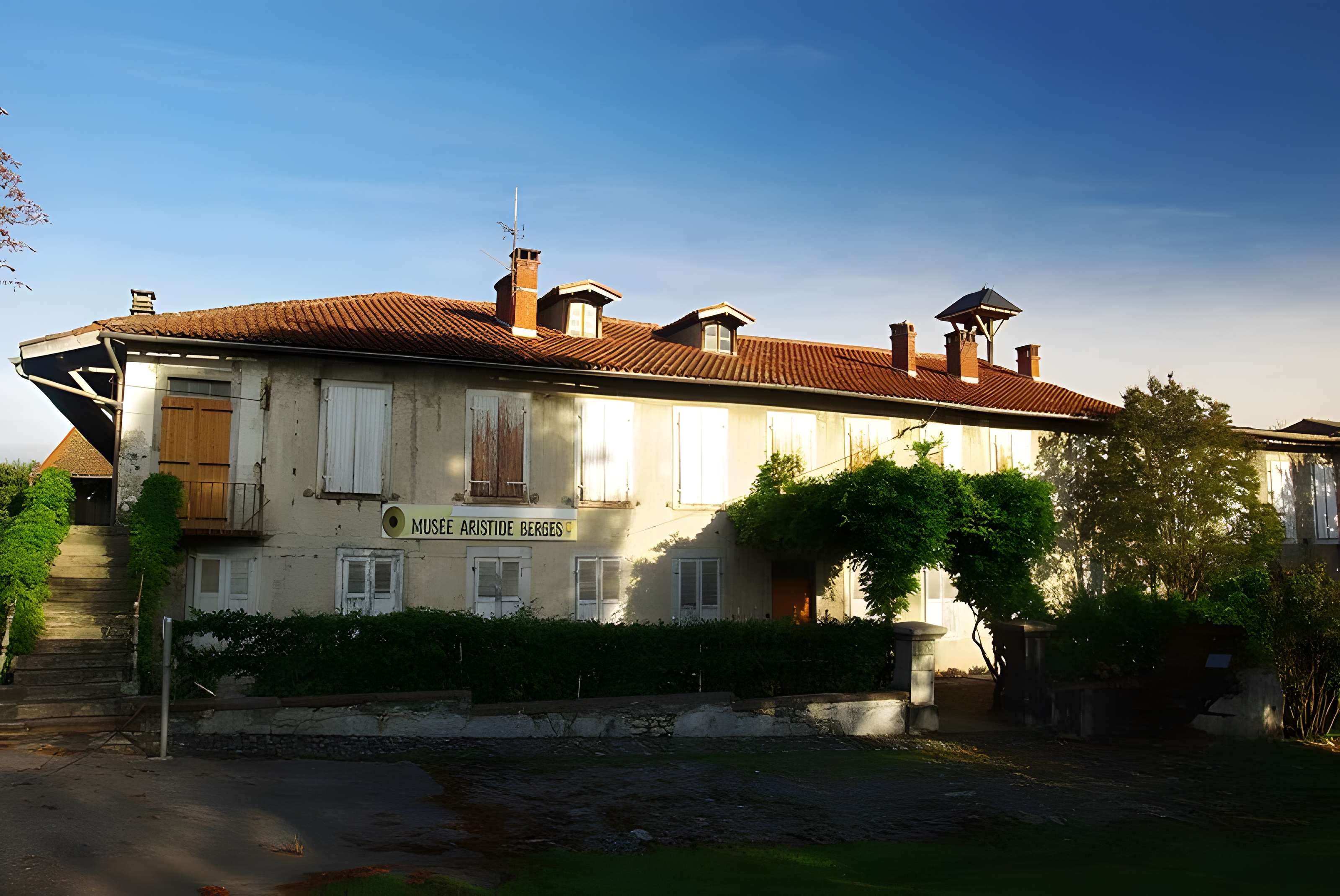 Maison natale d'Aristide Bergès et ancienne papeterie de Prat du Ritou (également sur commune de Saint-Lizier)