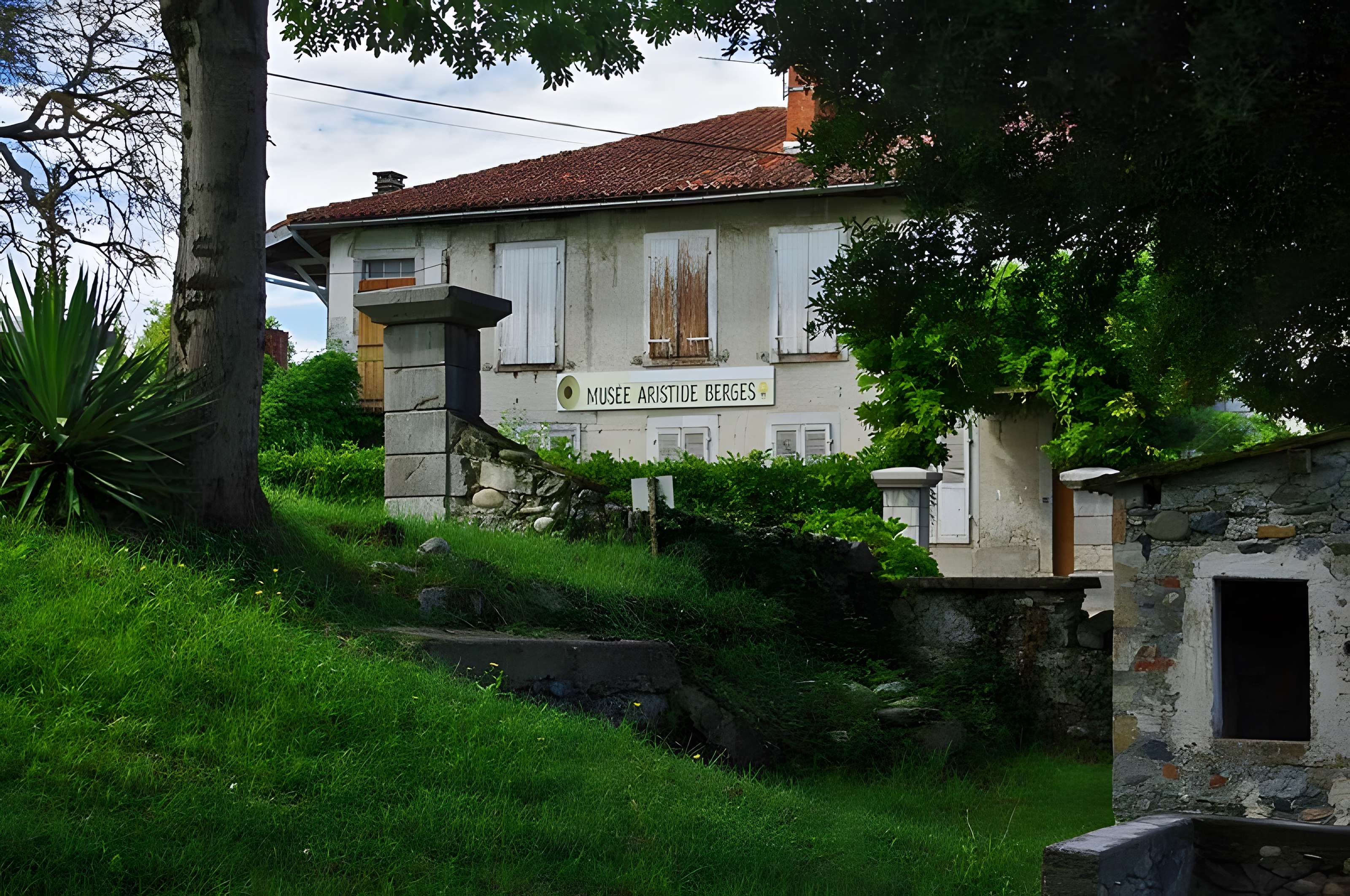 Maison natale d'Aristide Bergès et ancienne papeterie de Prat du Ritou (également sur commune de Saint-Lizier)