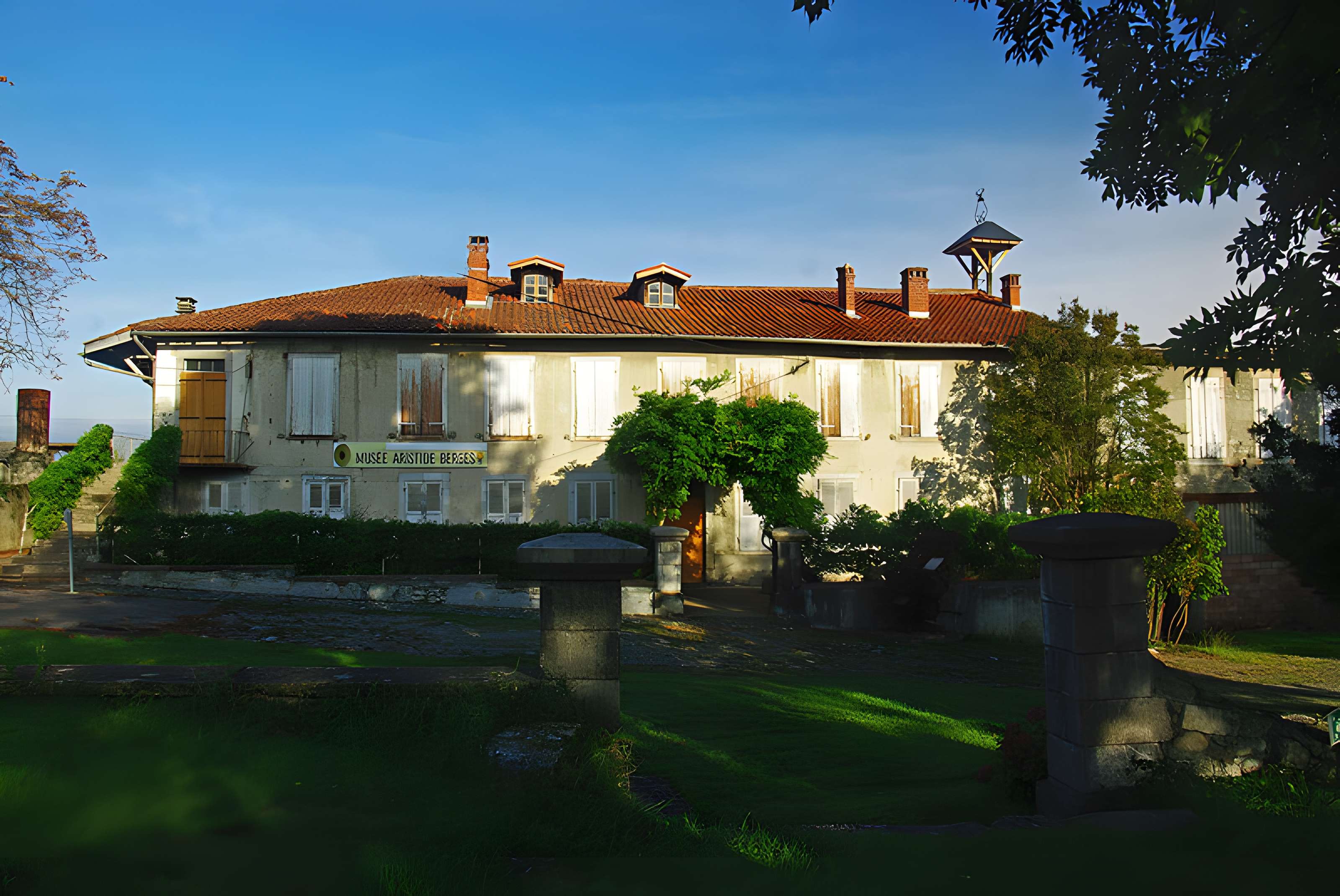 Maison natale d'Aristide Bergès et ancienne papeterie de Prat du Ritou (également sur commune de Saint-Lizier)