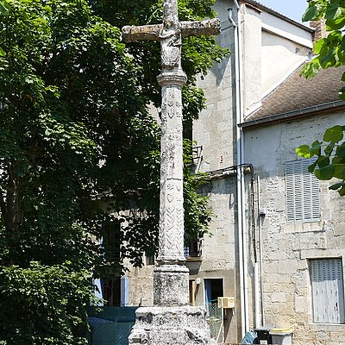 Photo de Croix en pierre du 16s, près de la Halle, au milieu du pont