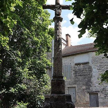 Croix en pierre du 16s, près de la Halle, au milieu du pont