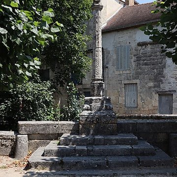 Croix en pierre du 16s, près de la Halle, au milieu du pont