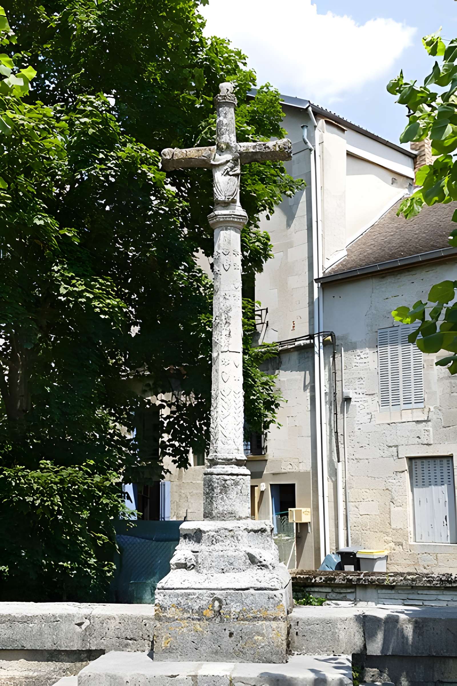 Croix en pierre du 16s, près de la Halle, au milieu du pont