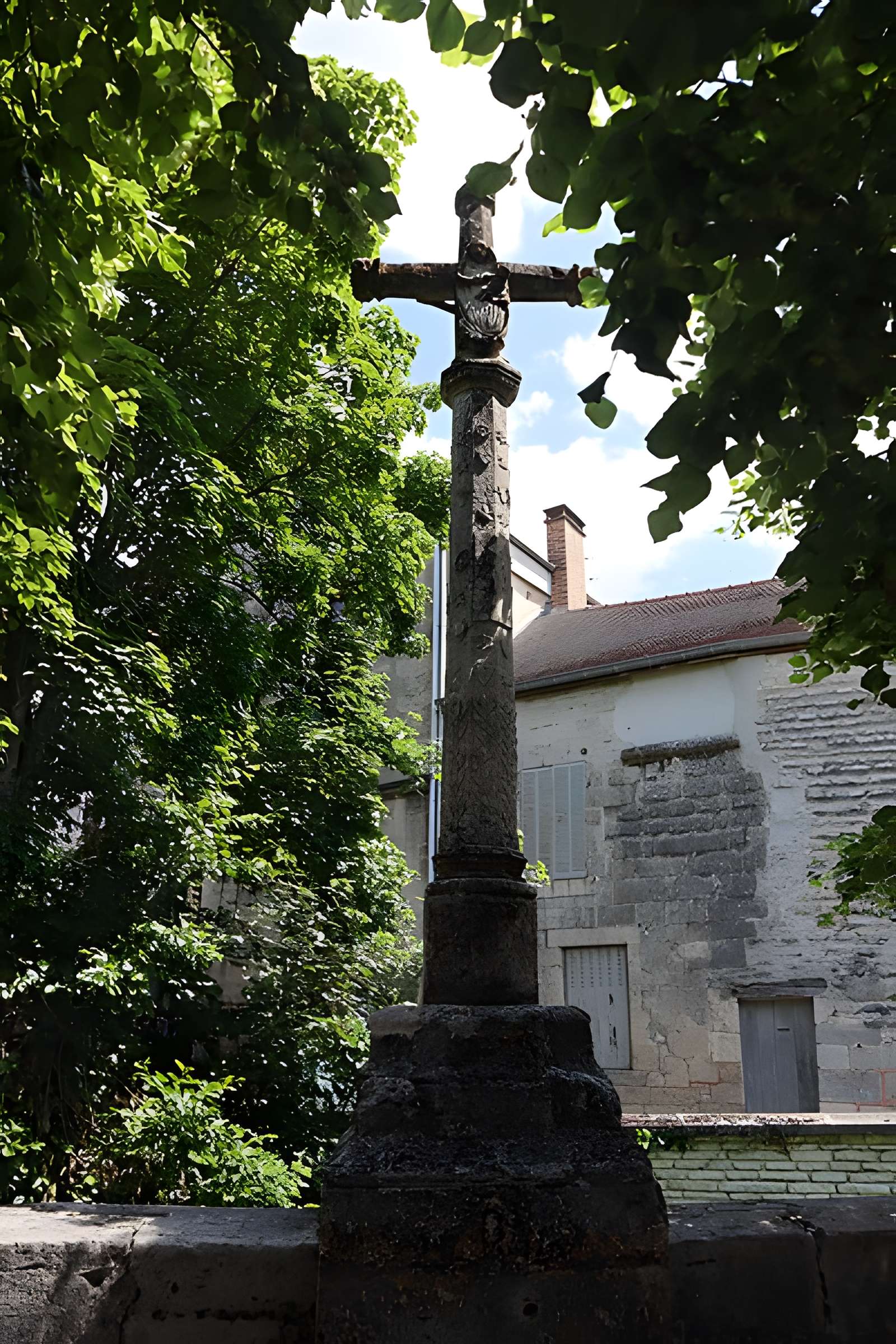 Croix en pierre du 16s, près de la Halle, au milieu du pont